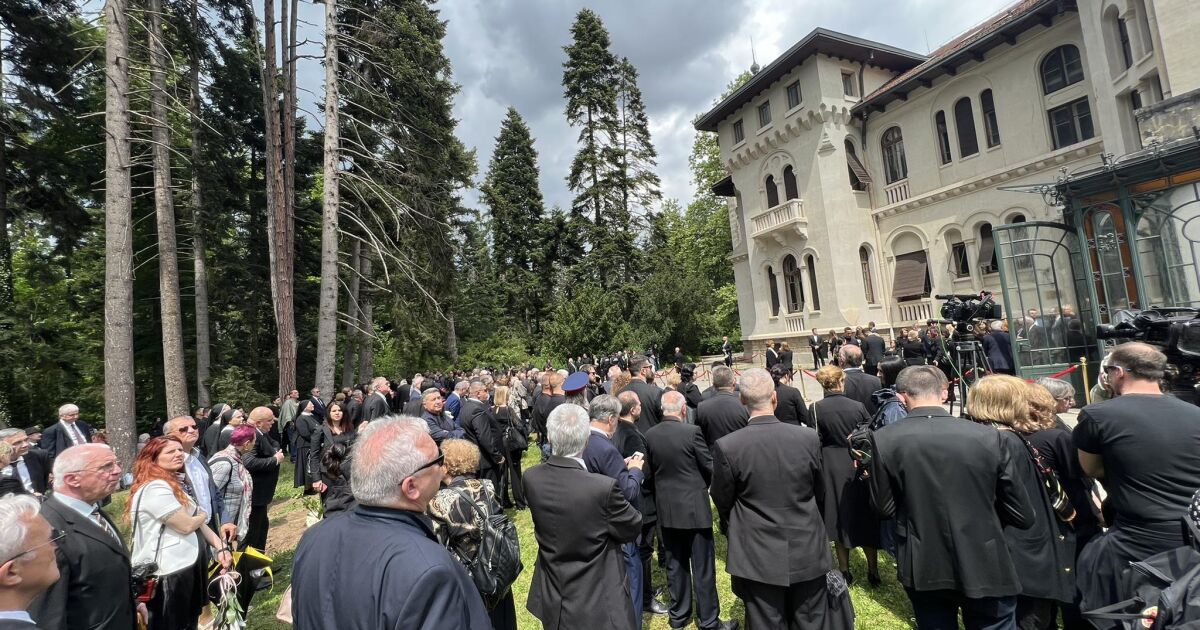  Тленните останки на цар Фердинанд вече са в София. Те