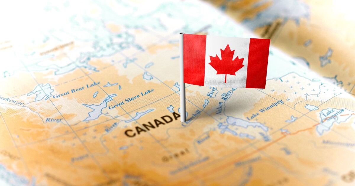 Повече от 155 000 канадски държавни служители ще стачкуват днес