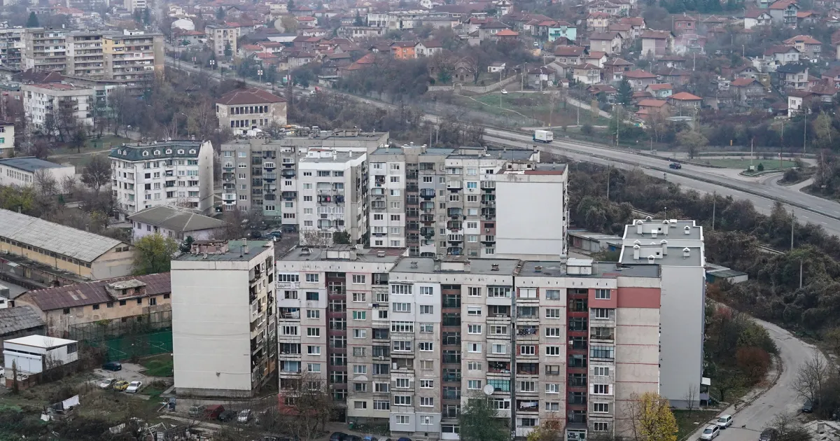 Двама работници заплашват да скочат от жилищен блок в Перник