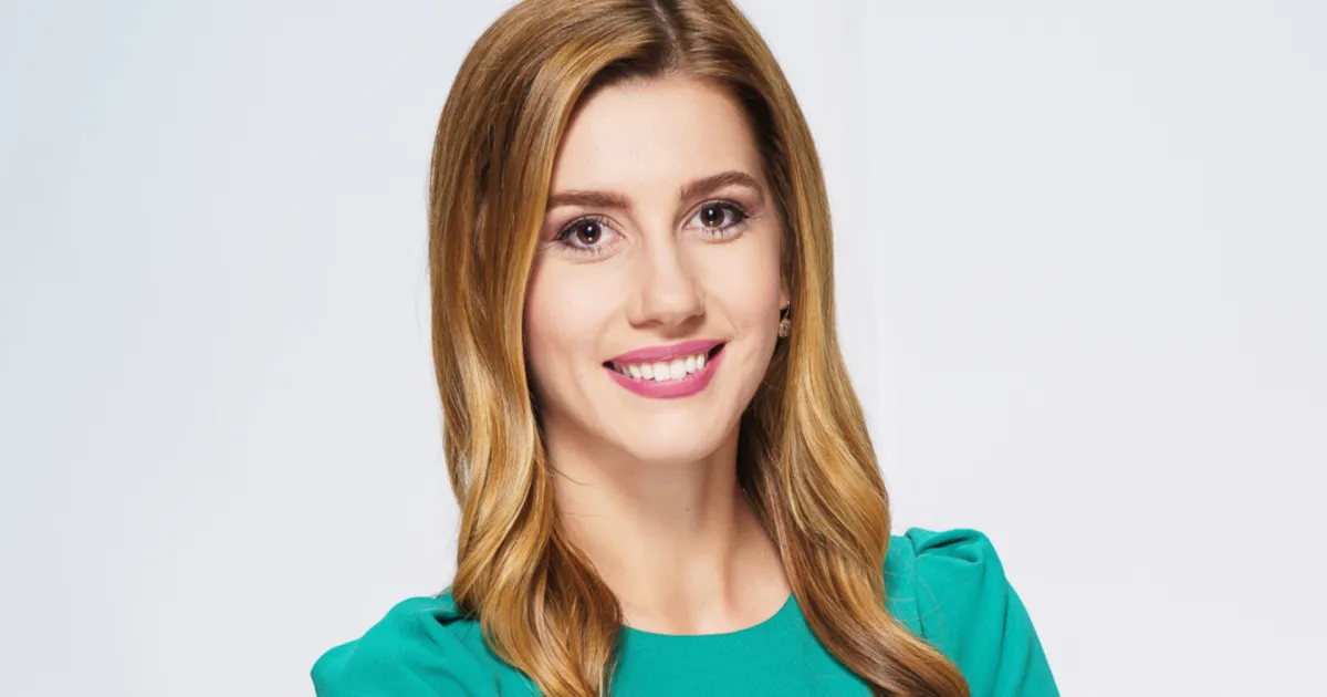 Човек забравя колко млада е всъщност тя - на живо