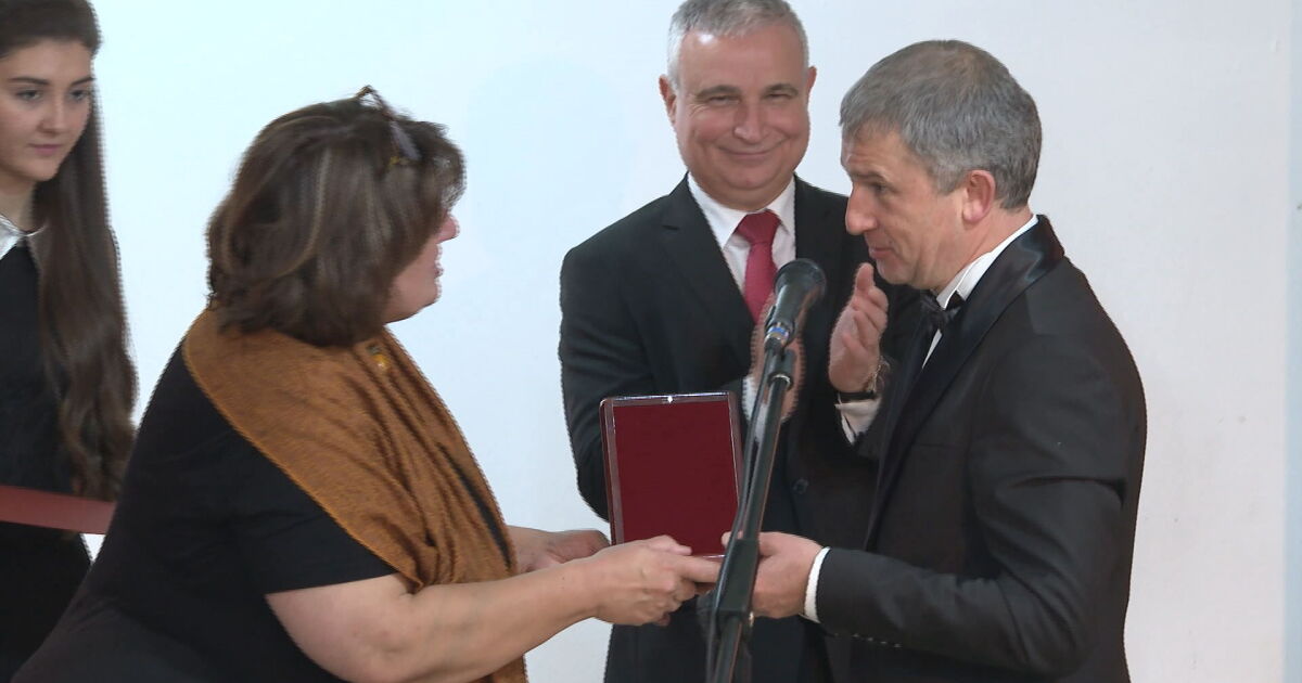 Министерството на културата отличи десетки изявени български творци. Почетни награди