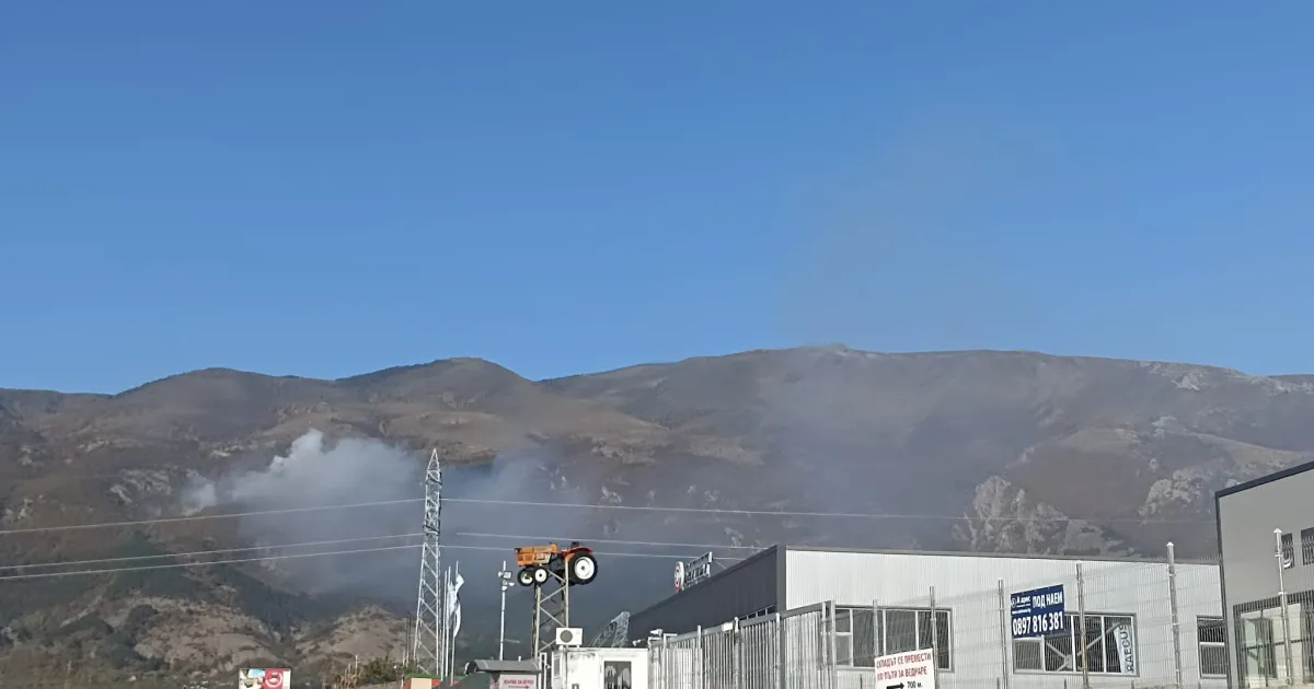 Пожар гори в Стара планина над Карлово. Огънят е в