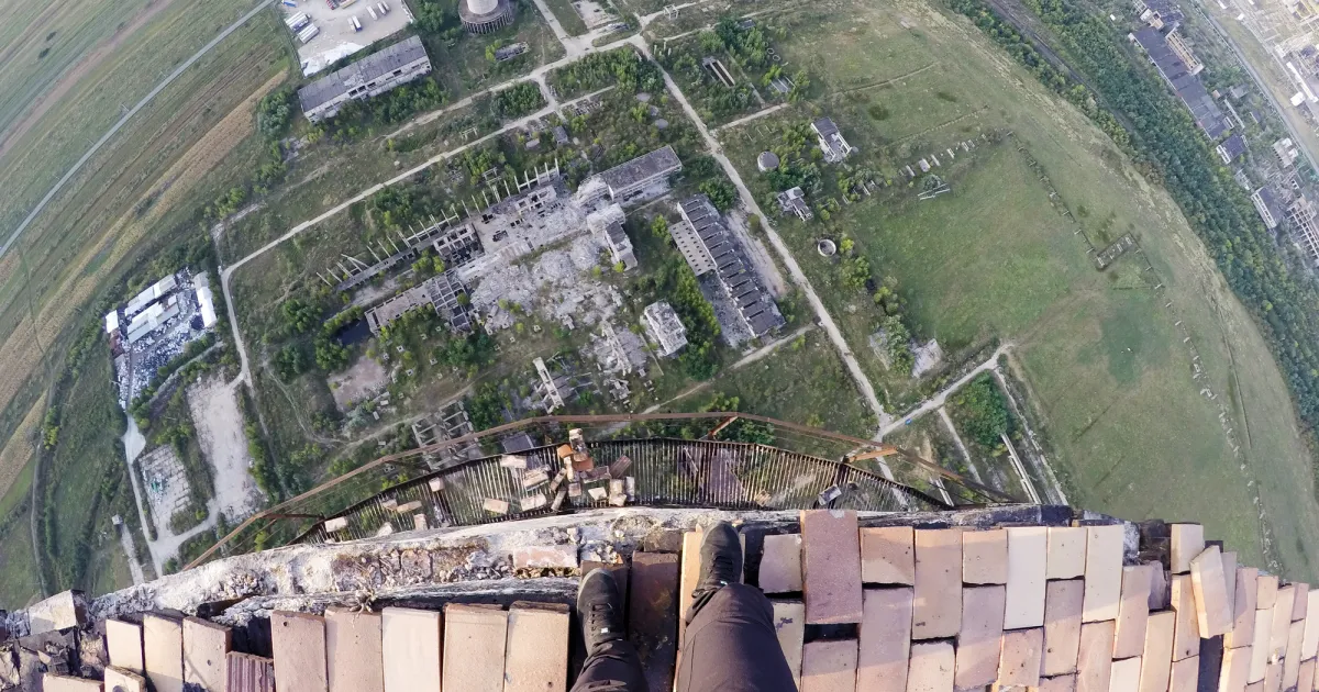 От публично самонараняване, през игри, склоняващи към самоубийство, до дишане