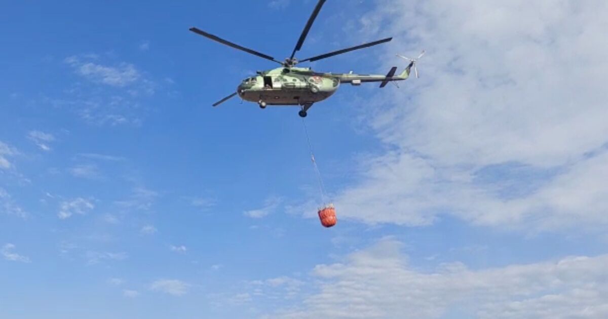 Хеликоптер се включи в гасенето на пожара в Родопите. Пламъците