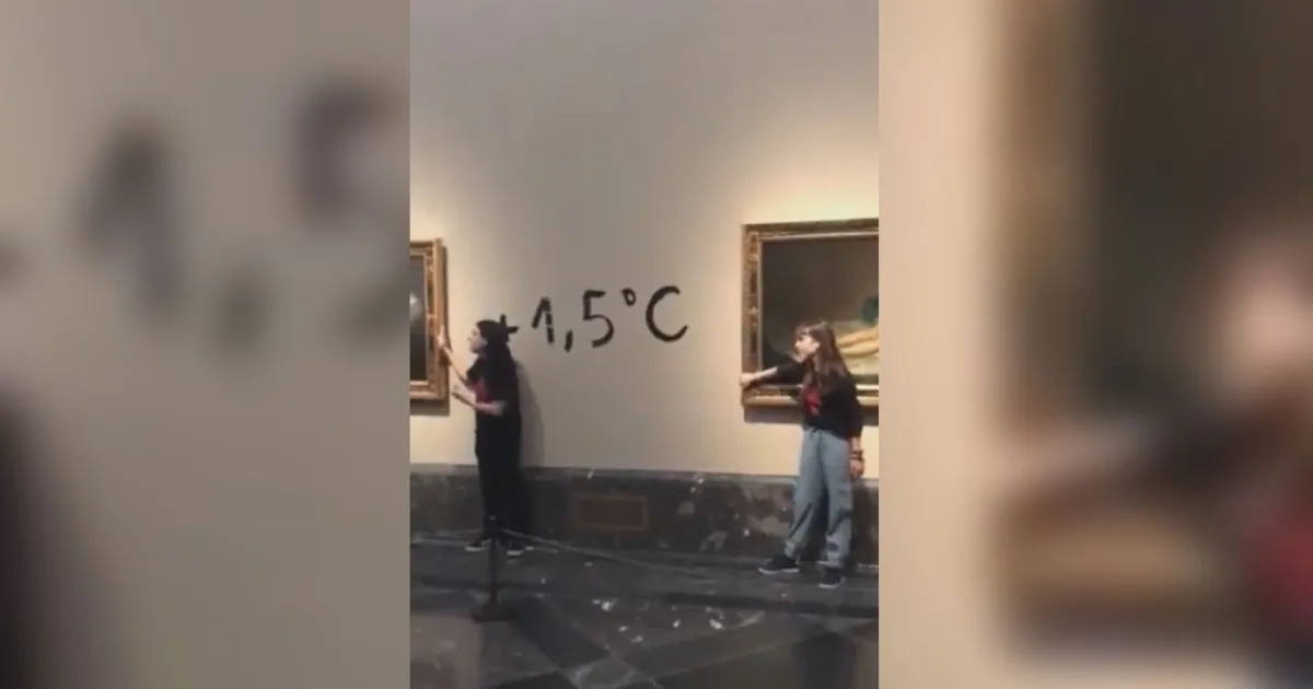 Двама залепиха ръцете си за рамките на две творби на