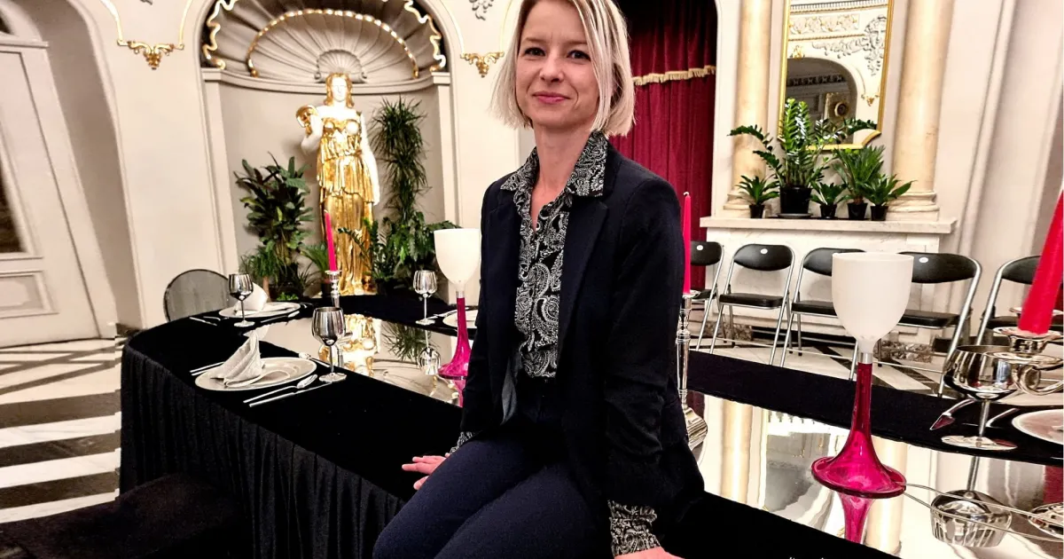 Годината е 2018-а. Броени дни преди Коледа. Софра, подредена в