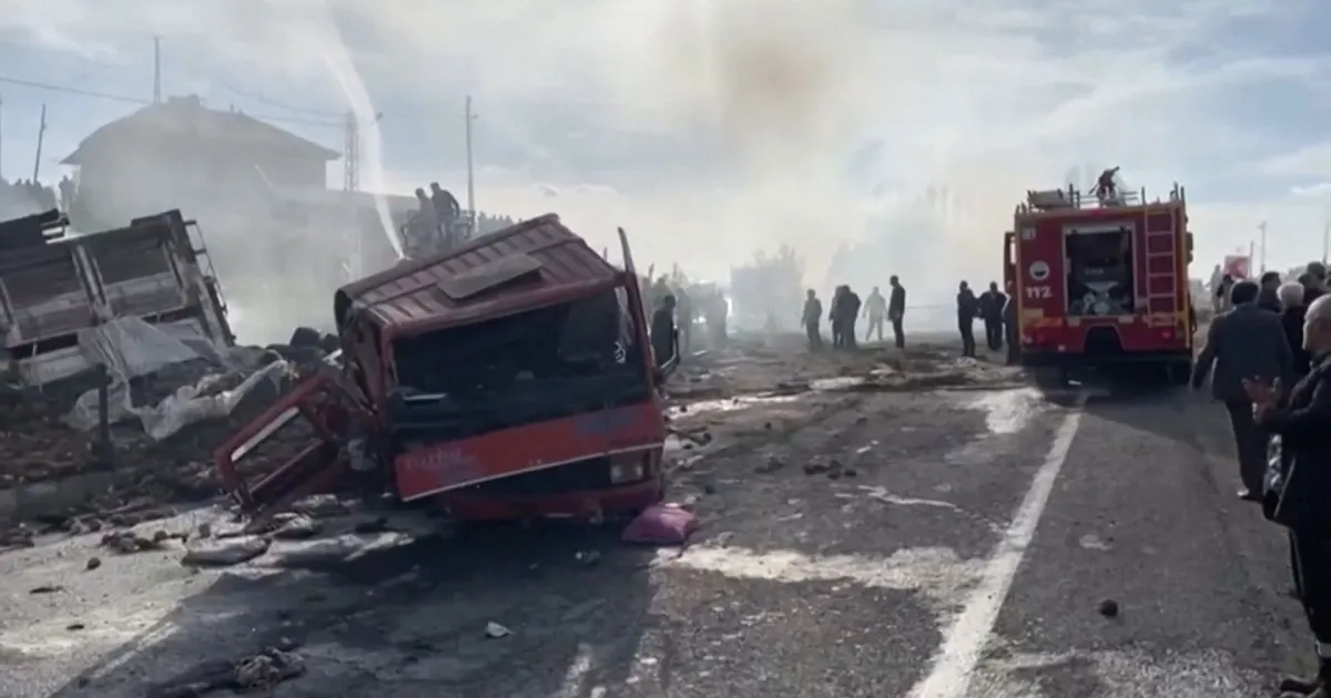 Най-малко седем турски граждани починаха, след като автобус се е