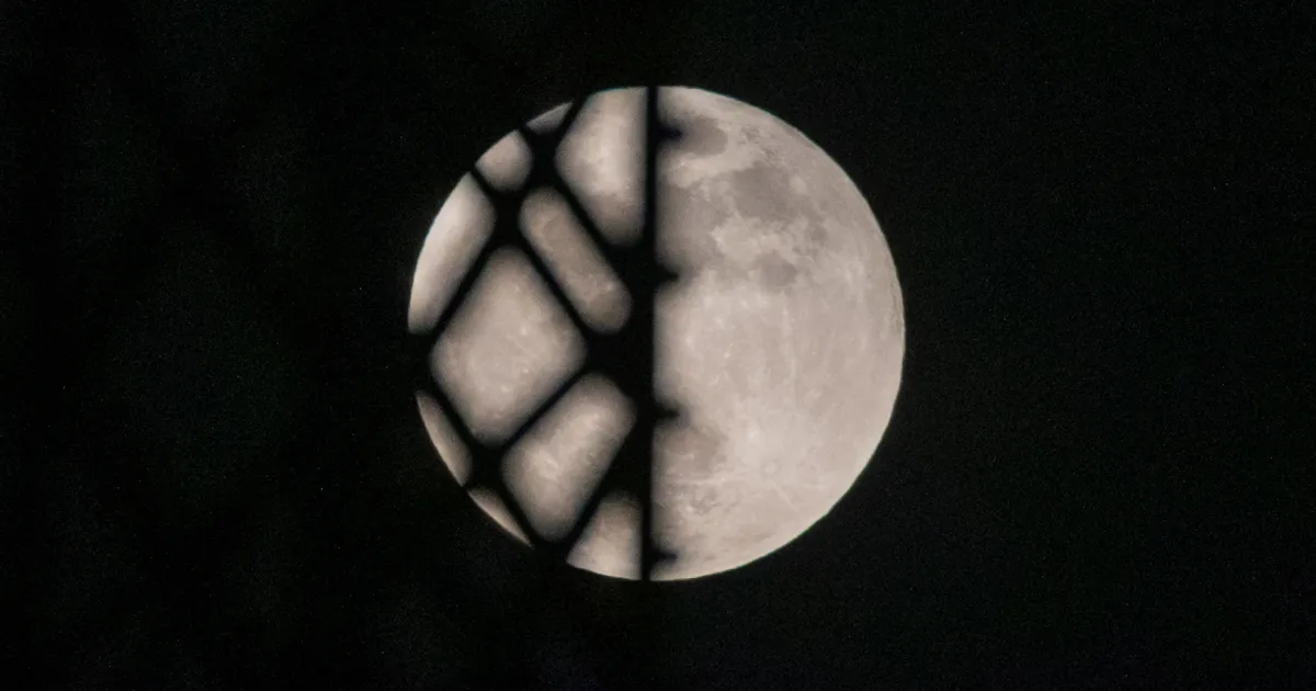 Последно пълно лунно затъмнение за годината. Слънцето, Земята и Луната