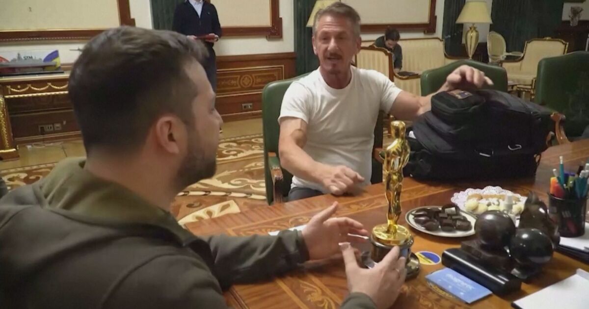 Холивудският актьор и директор Шон Пен даде статуетката си Оскар“