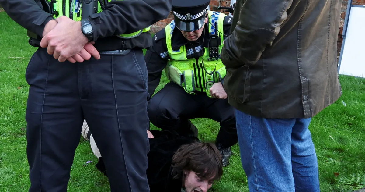 Мъж е задържан, след като замери с яйца крал Чарлз