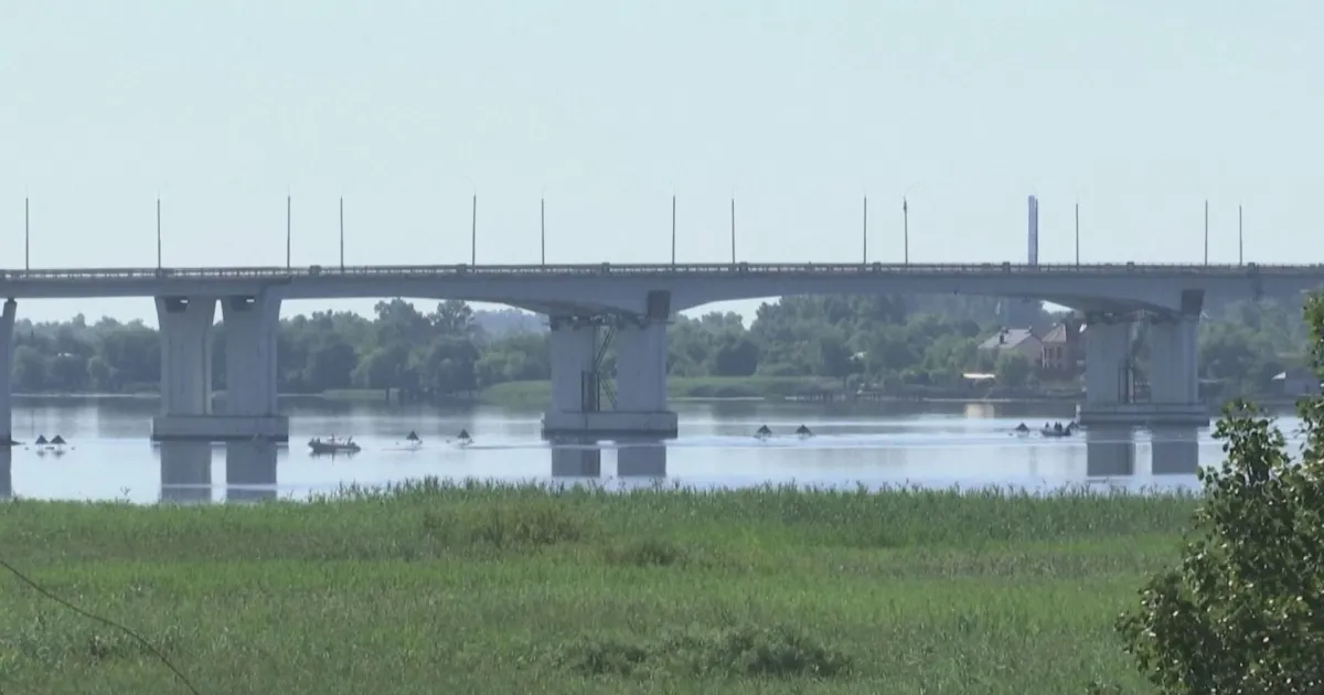 Антоновският мост – единственият близък път, свързващ южния украински град
