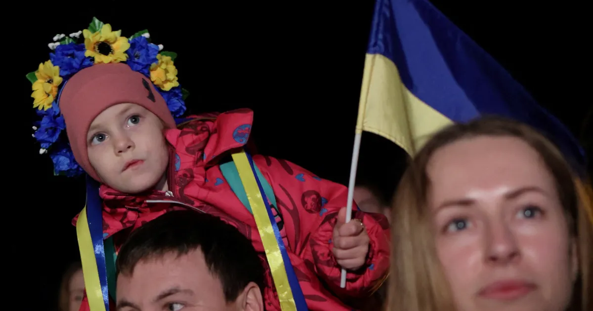 Десетки украинци, евакуирани преди месеци от град Херсон, се събраха