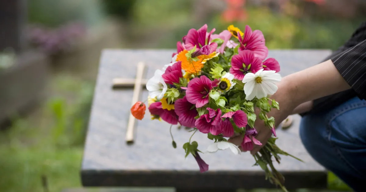 102-годишна жена от Великобритания откри гроба на мъртвороденото си През