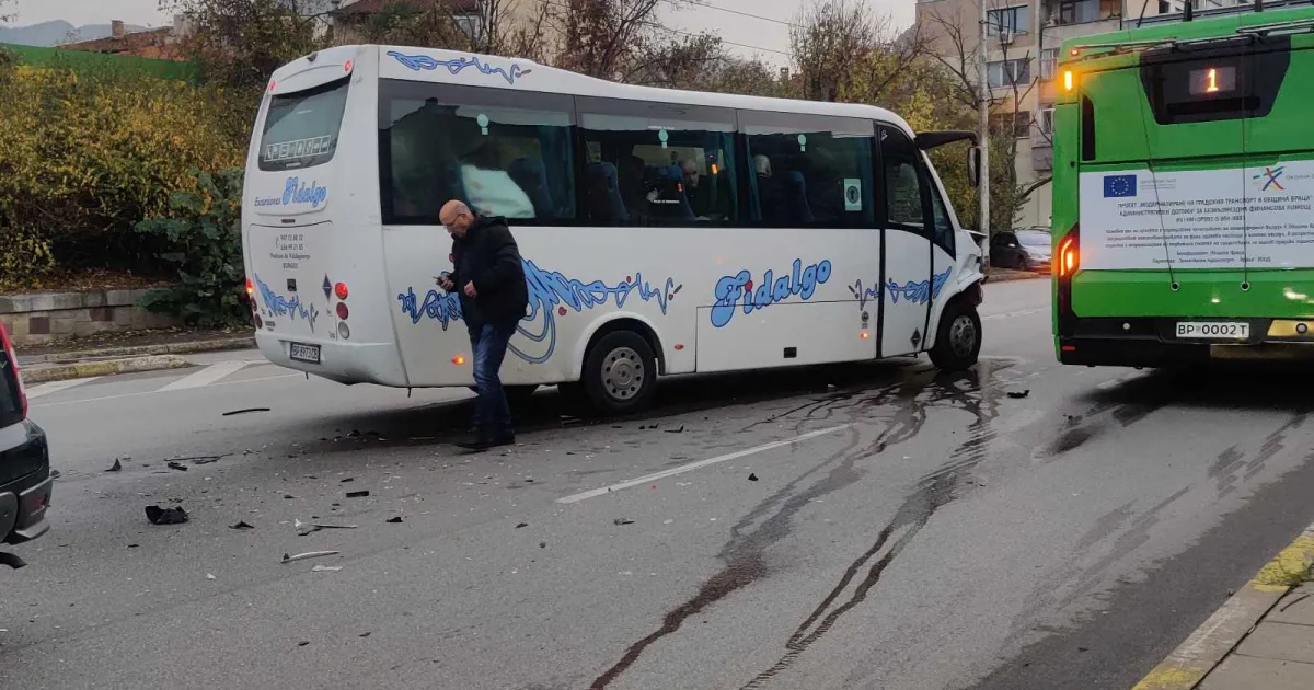 Автомобил и автобус се удариха на оживен булевард във Враца.