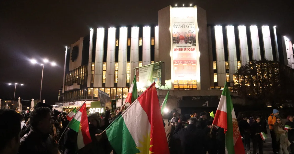 Десетки граждани се събраха на мирен протест пред НДК в