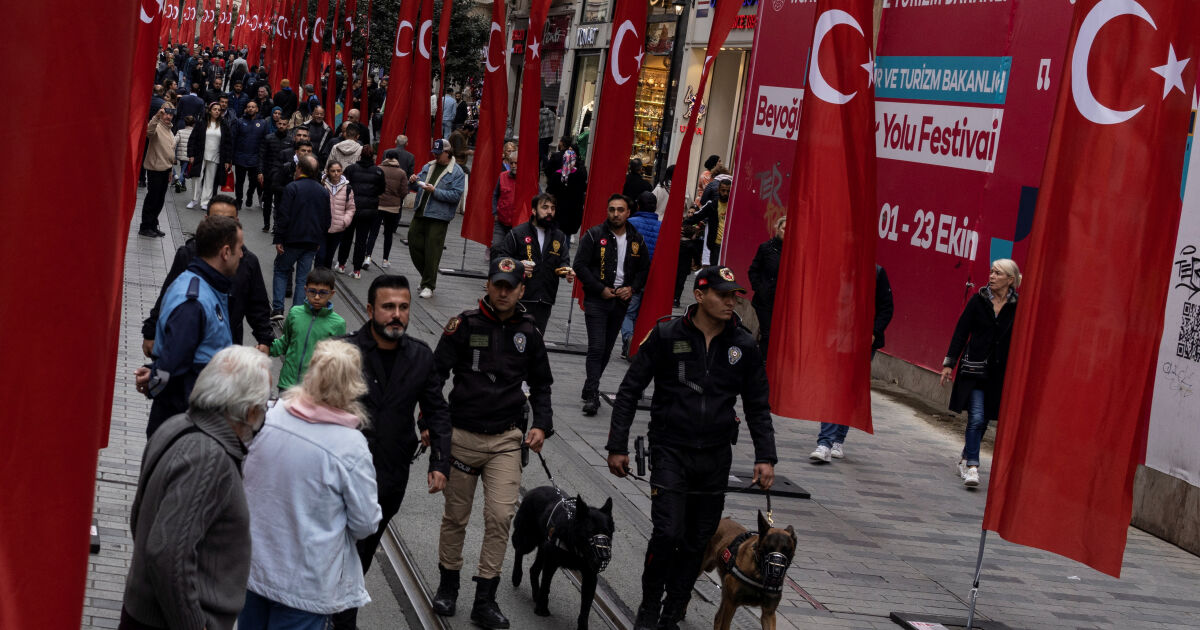 Турските власти - с мащабна акция и серия от арести.