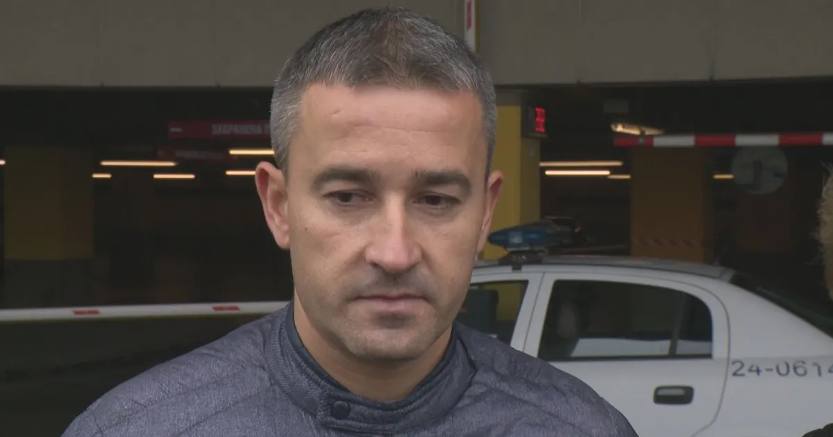 Два леки автомобила са намерени запалени на поляна в кв.