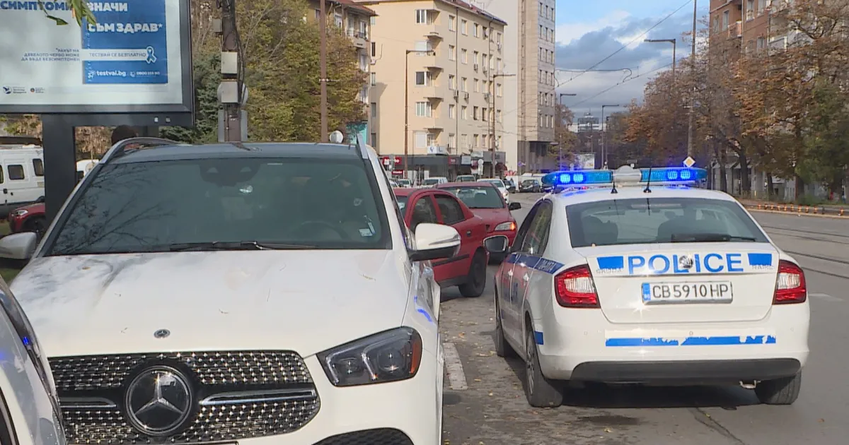 Мъж нападна жена в личната ѝ кола на обяд на