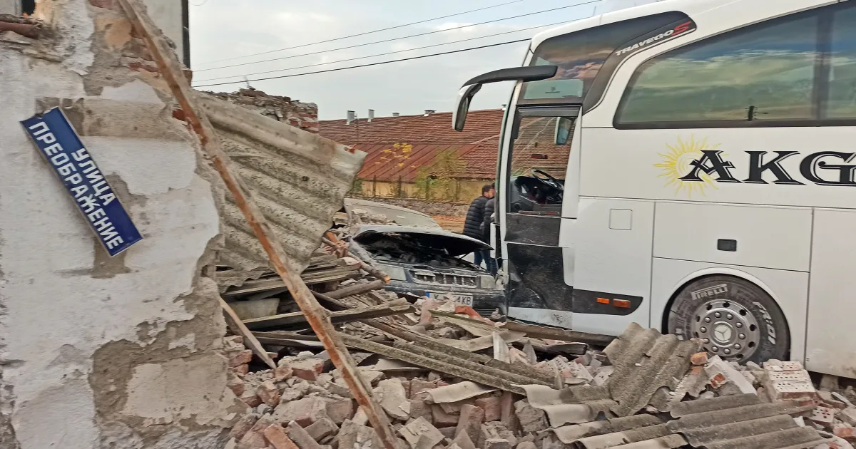 Кола се вряза в масивна тухлена ограда, след като пресече