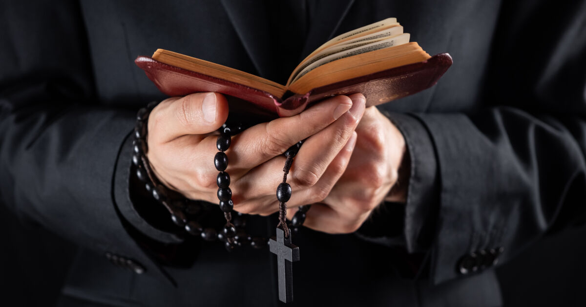 Католически свещеник получи доживотна присъда по пет обвинения за секс