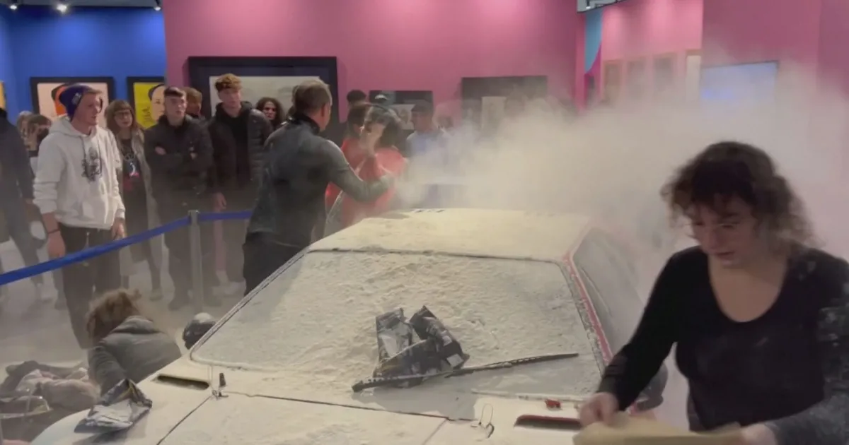 Екоактивисти посипаха с брашно кола, изрисувана от американския поп артист