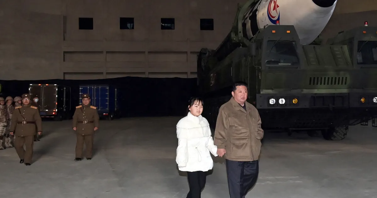 Лидерът на Северна Корея Ким Чен-ун се появи с малката