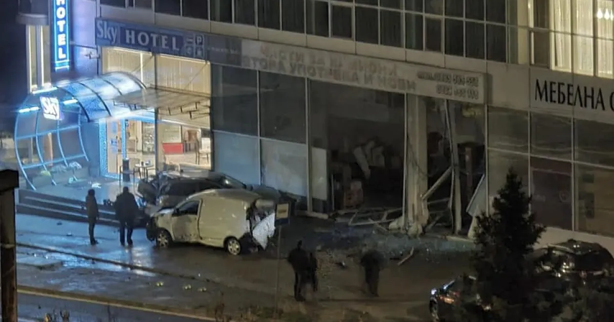 Пиян зад волана помете паркирани автомобили и се удари в