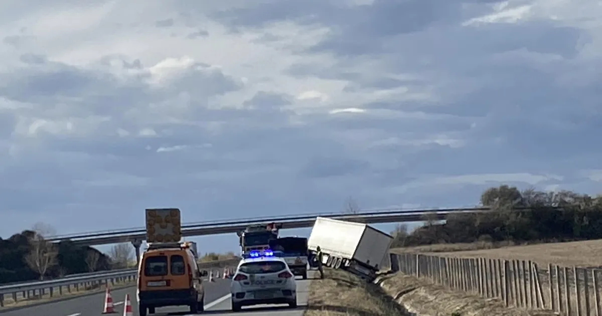 Силният вятър в Сливенска област обърна ремарке на товарен камион.