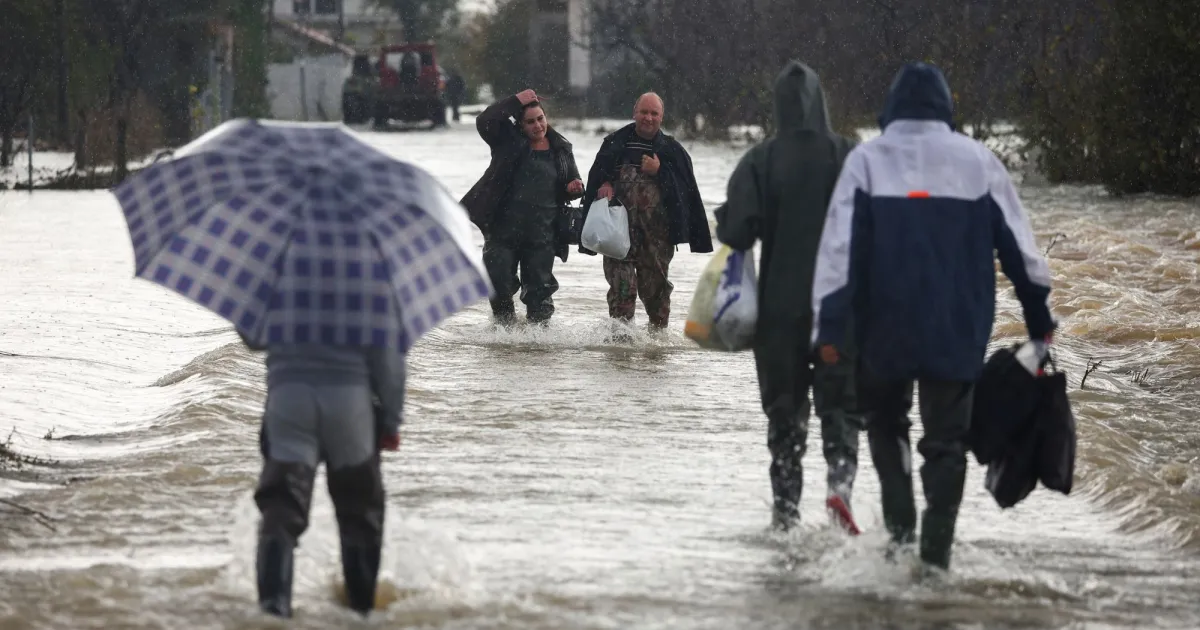 Проливни дъждове предизвикаха тежки наводнения в Западните Балкани. Водата заля