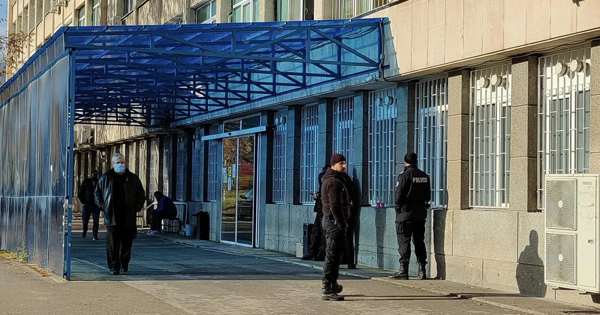 След катастрофата с бус с в София раненият полицай е