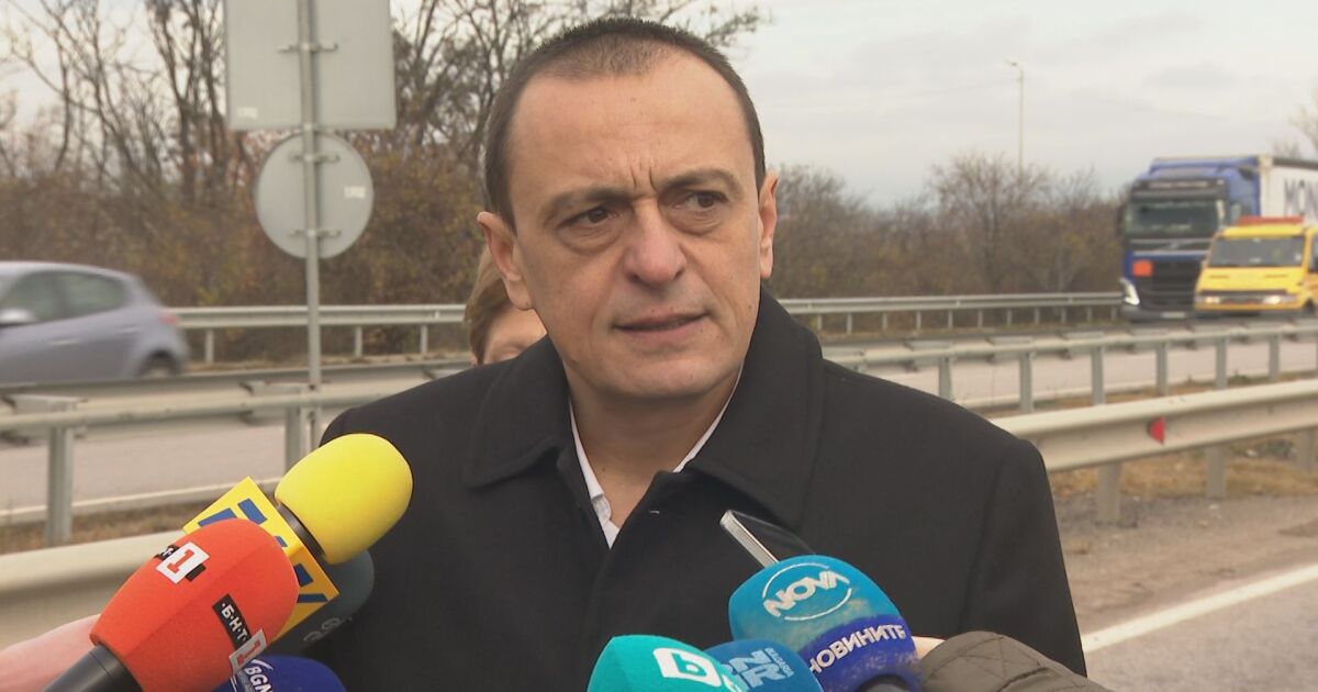 Удареният полицейски бус не е препречил пътя на мигрантите, бил