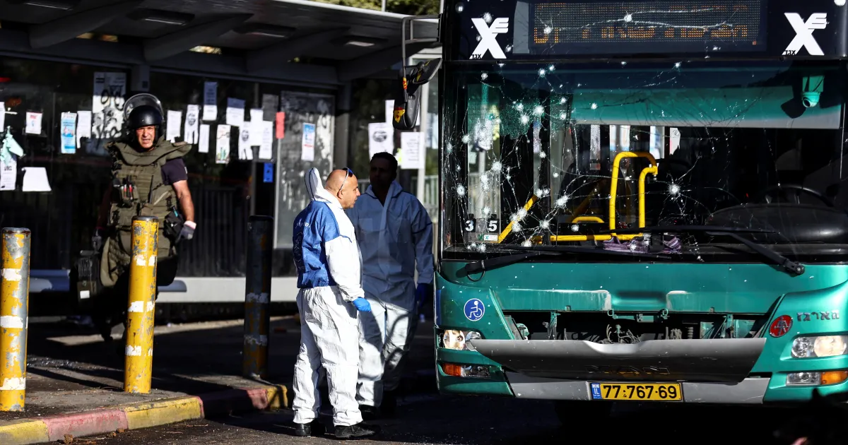 Най-малко 10 души сa ранени при експлозия близо до автобусна