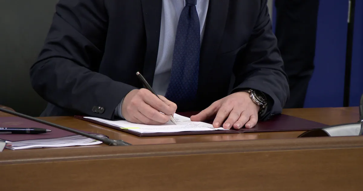 , и не се явиха пред временната парламентарна комисия за