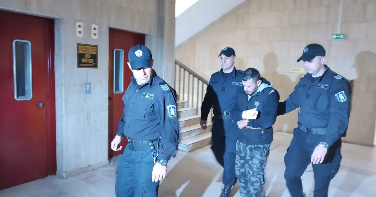 Районният съд в Бургас остави за постоянно в ареста ,