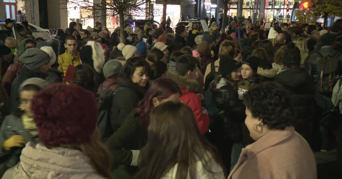 Протест се провежда пред Съдебната палата в София. Стотици се