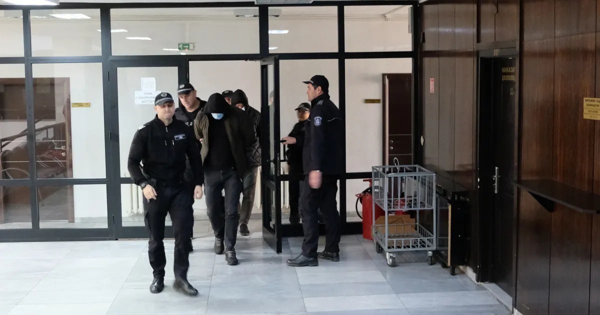 Двамата полицаи, обвинени във вземане на подкуп, остават в ареста.