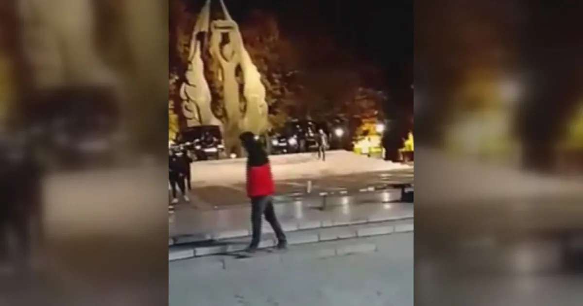 Клип, на който е заснет джип, катерещ се по стъпалата