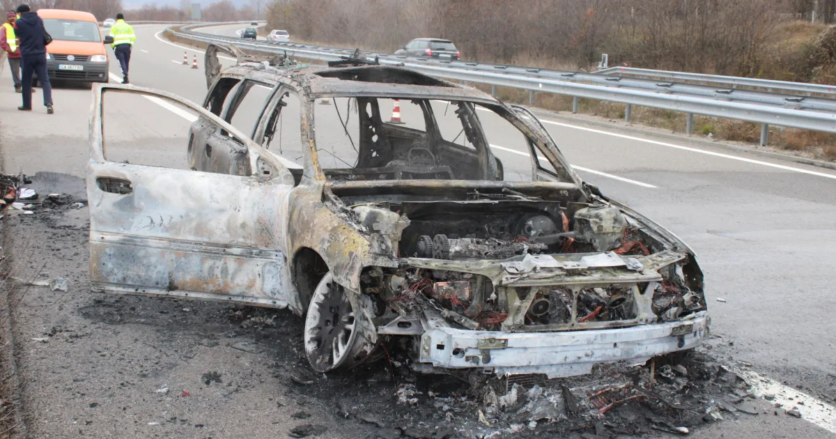 Лек автомобил изгоря тази сутрин на автомагистрала Струма. Инцидентът е