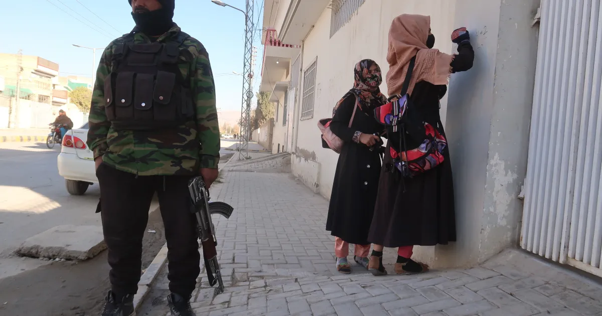 Най-малко 16 души са загинали, а 24 са ранени след