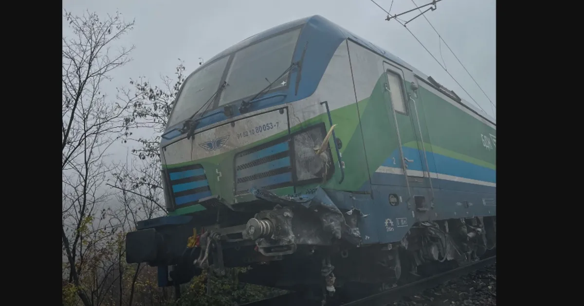 Влак е ударил паднали скали след гара Клисура. Единият от
