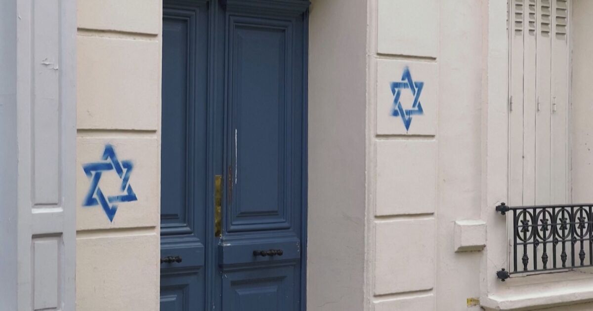 Парижките власти разследват появата на десетки антисемитски графити из целия