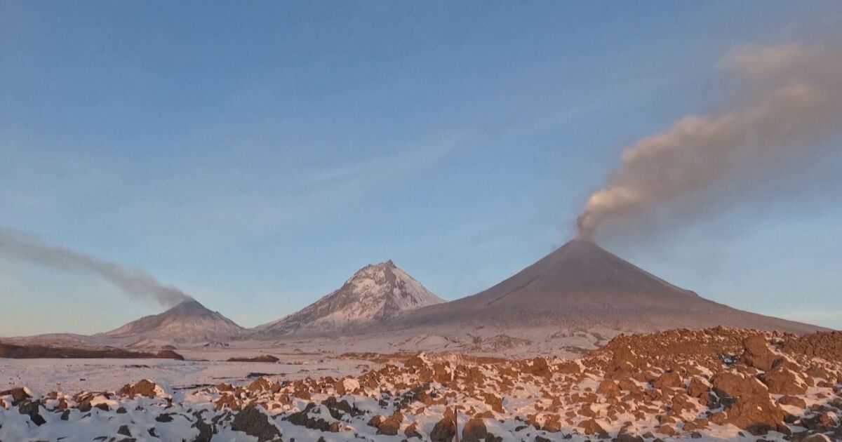 Впечатляващо вулканично изригване на руския полуостров Камчатка. Изхвърлена е пепел