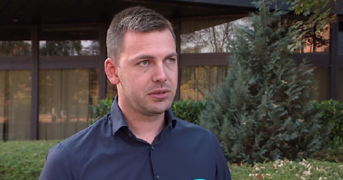 Реално погледнато колегата е натиснал грешния бутон, който е за