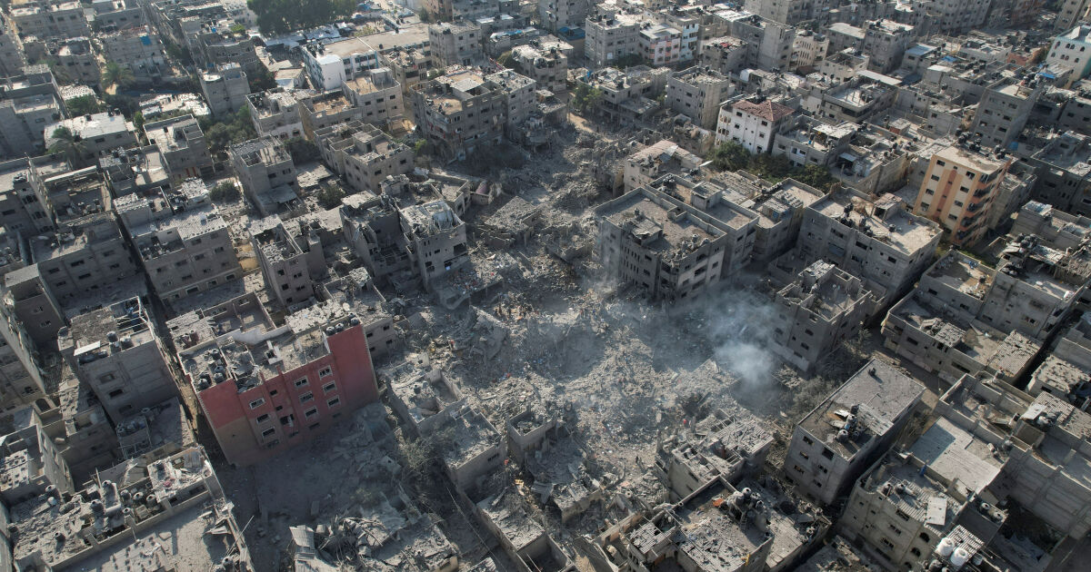 Израелската армия е обкръжила напълно град Газа, съобщиха властите в