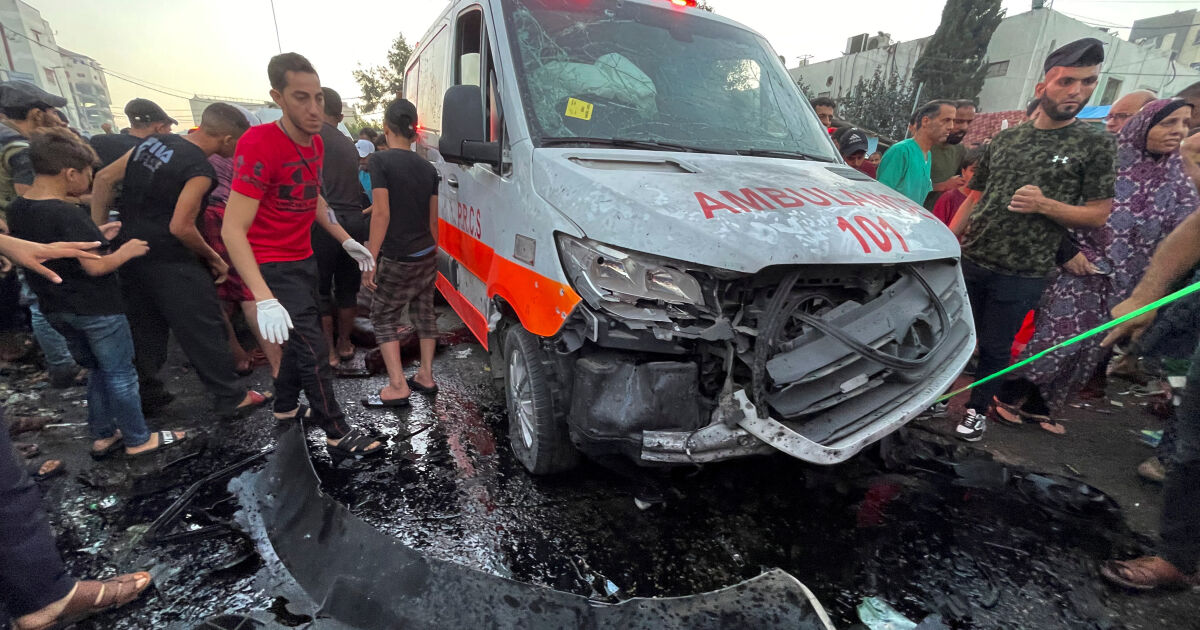 Множество тела лежат до повредена линейка пред болницата Ал-Шифа“ в