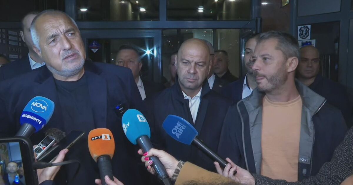 Лидерът на ГЕРБ Бойко Борисов беше посрещнат със скандирания победа,