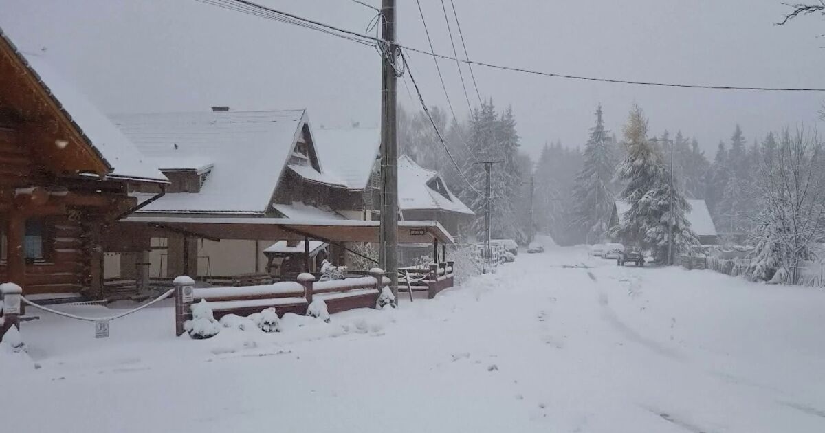Обилен сняг падна по високите части в Румъния. Жълт код за