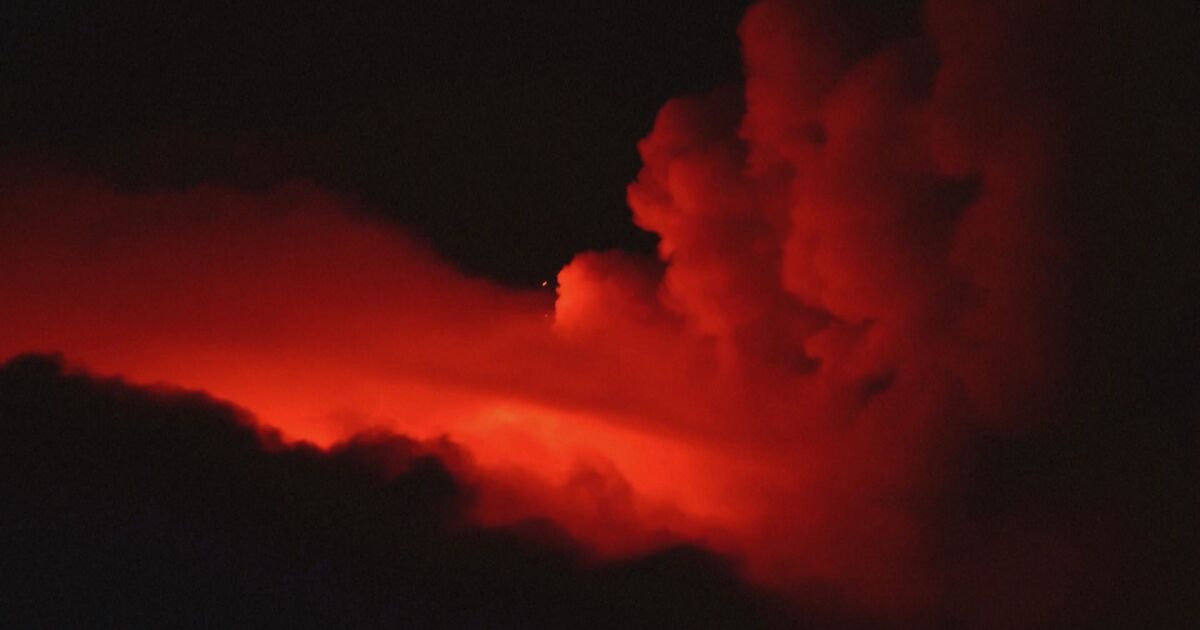 Вулканът Етна се активизира, изхвърляйки лава и пепел високо над