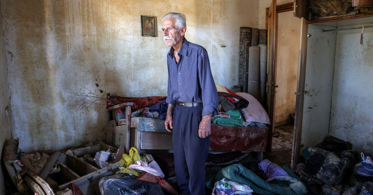 80-годишният гръцки фермер Василис Цацарелис е сред многото, които искат