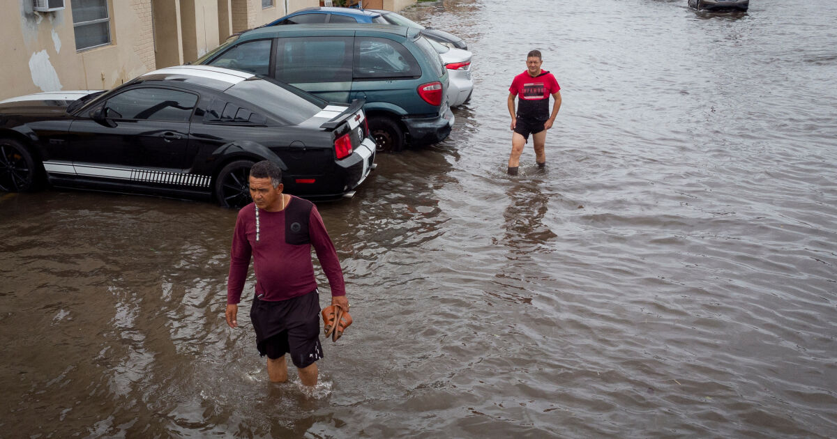 Проливен дъжд наводни части от американския щат Флорида и прекъсна